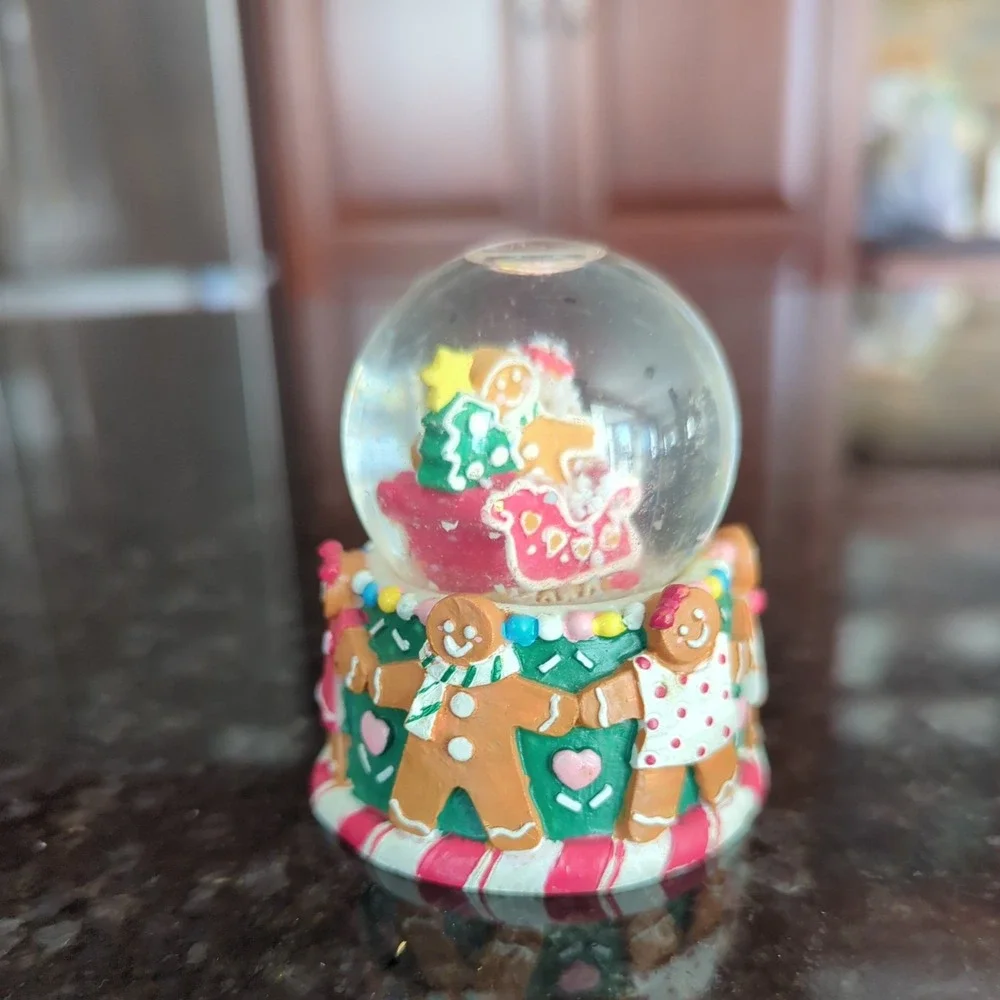 Gingerbread‎ Snowglobe Christmas Decor